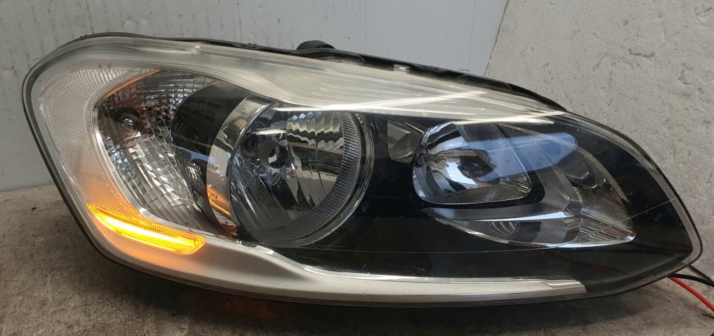 Volvo xc60 рестайлинг  13r- фара перед правый  обычная европа оригинал повреждённая в Украине