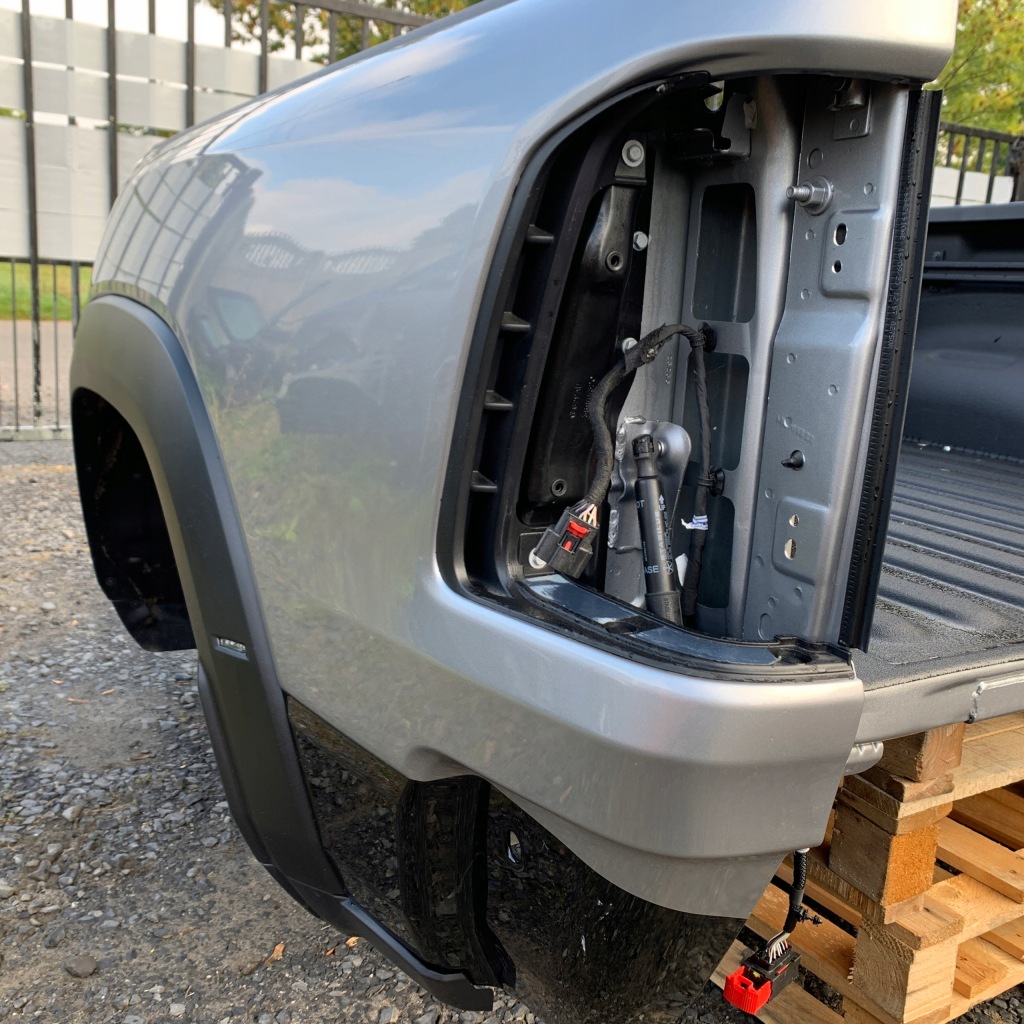 Кузов обшивка крыло задний правая  + левая четверть dodge ram v 1500 trx 24r Недорого
