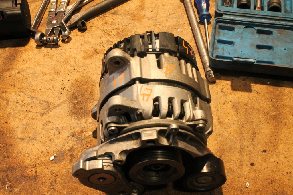 Купити 47 . генератор audi 04l903018a