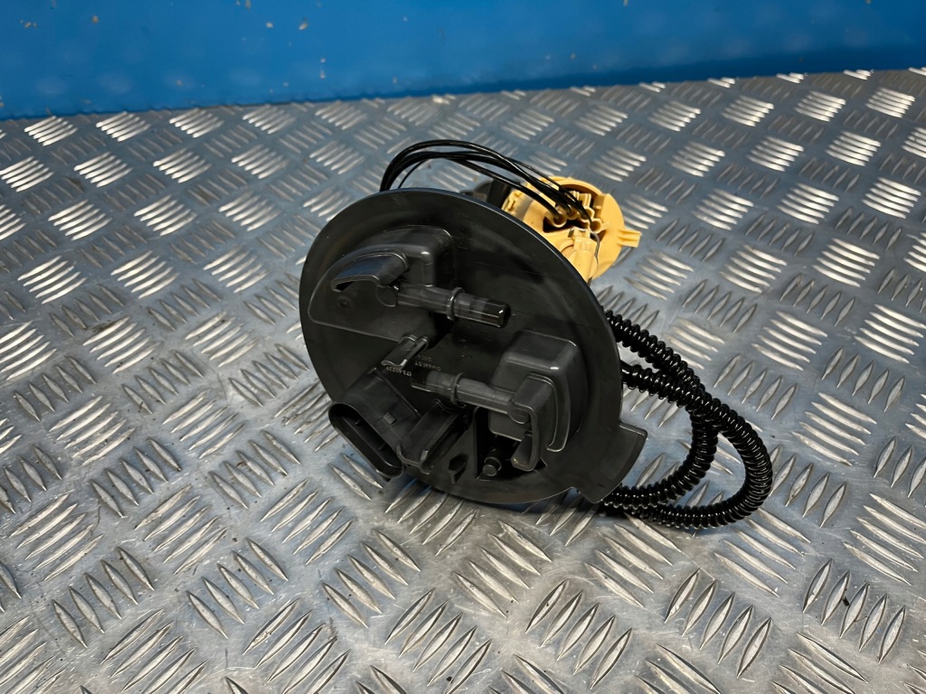 фото №1, Mercedes w205 2,2 cdi насос топлива w бак