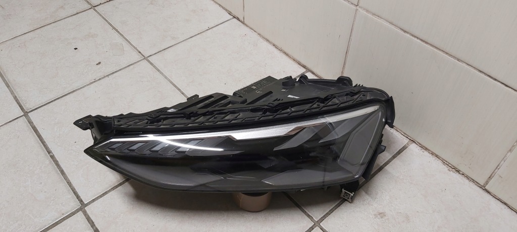 фото №1, Audi e-tron etron gt 4j3 full led лампа перед левая matrix 4j3941035