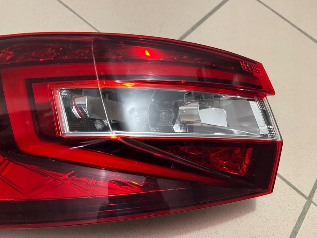 фото №10, Skoda superb iii 3 kombi 3v9 лампа задняя задняя левая