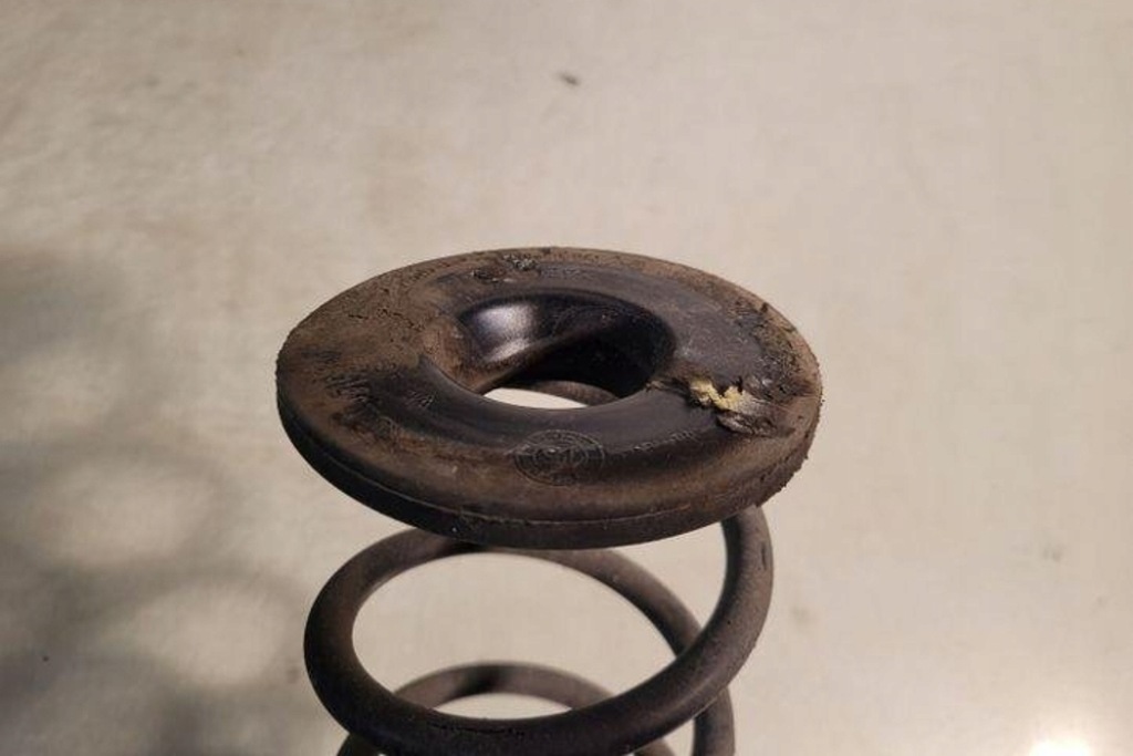 Пружина амортизатора задняя правая audi a3 кабриолет  8v7, 8ve 5q0511121 1.6l Киев