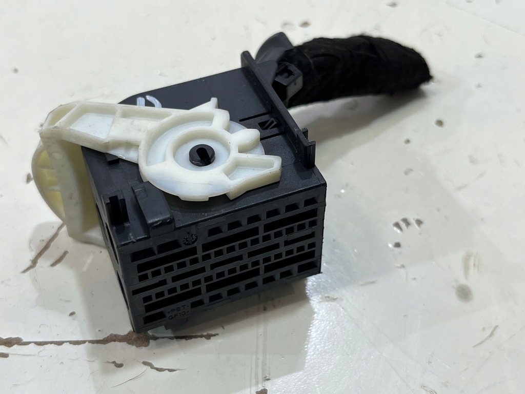 фото №1, Штекер колодка audi a3 8v 5q0937702