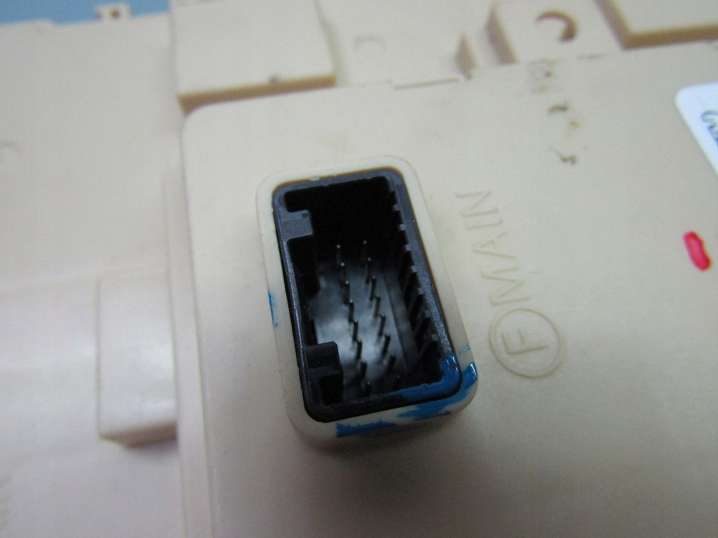 фото №9, Optima iv 2.0 17r коробка предохранителей корпус