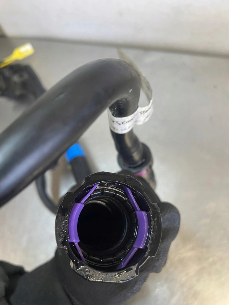 Заливная горловина крышка adblue пабтрубок  renault trafic iii iv 172b05169r с Разборки