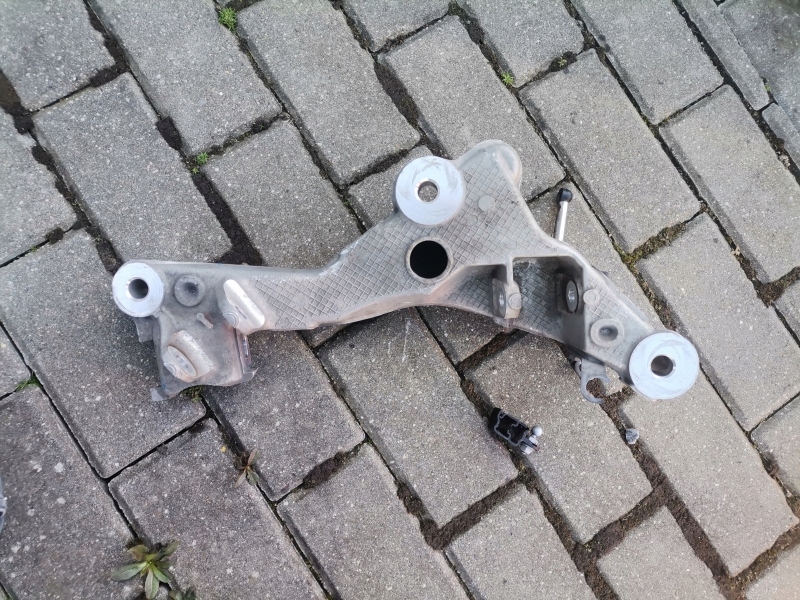 фото №6, Porsche 991 кронштейн поперечина лівий задня 99133115110