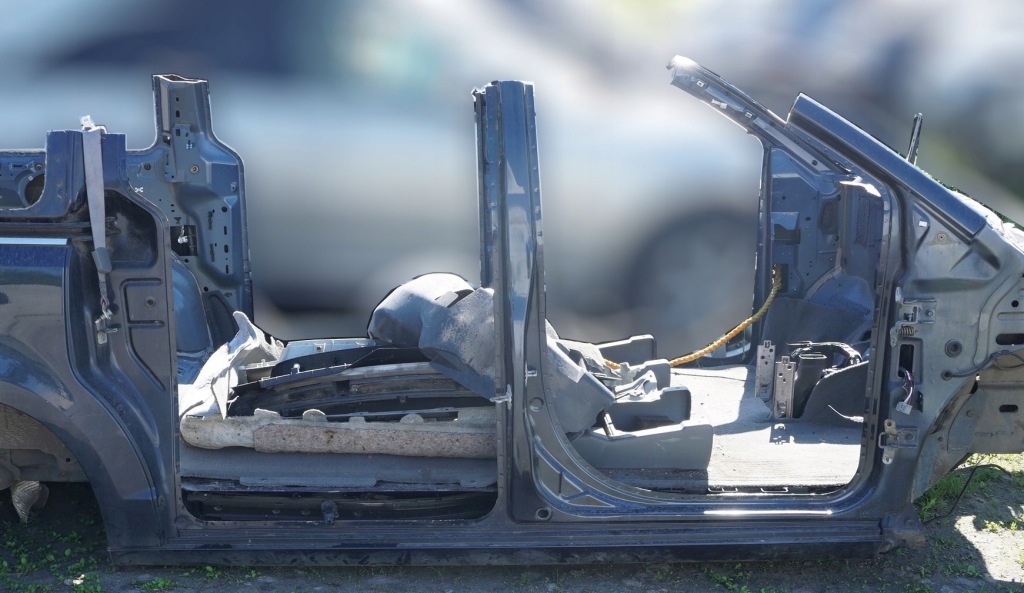 Стійку  середній поріг правий volkswagen routan Ціна