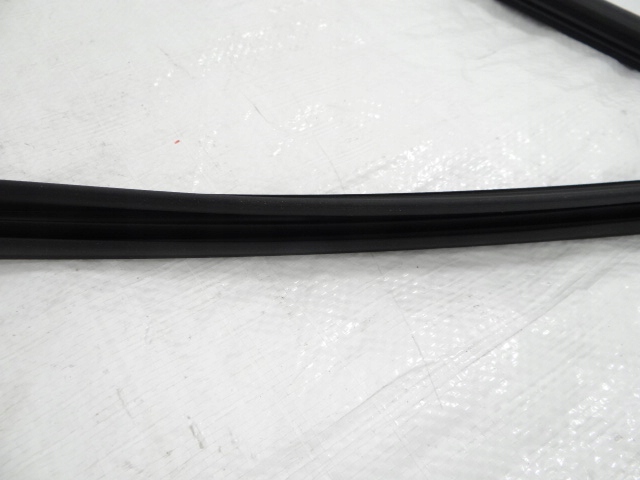 фото №7, Peugeot 2008 прокладка дверь левых передних водителя направляющая стекло