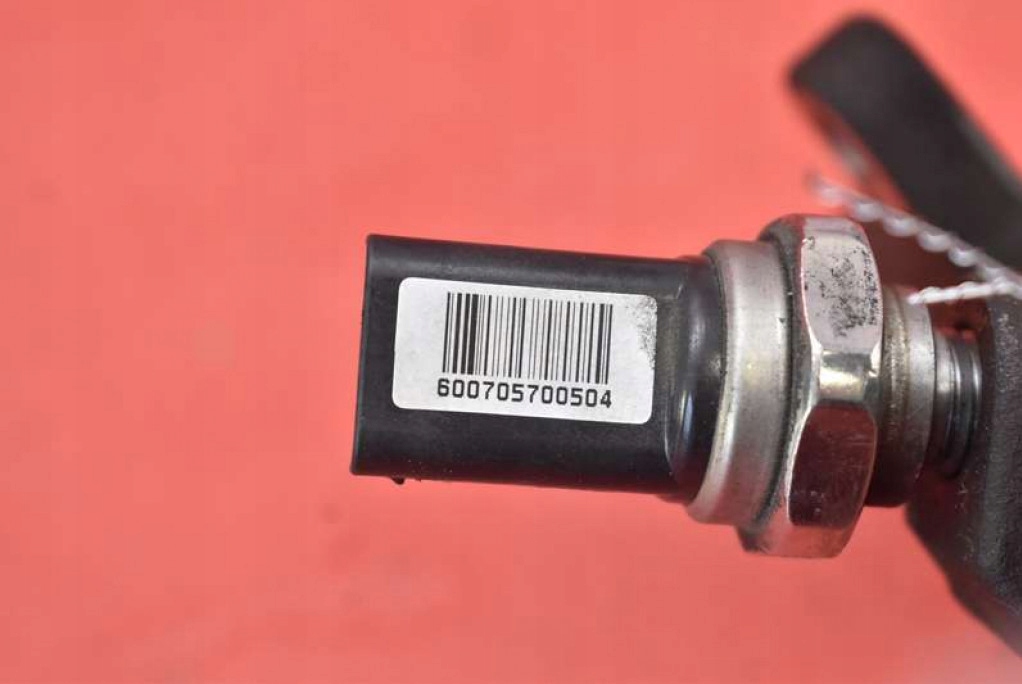 фото №9, Молдинг упорскування 8200397346 nissan tiida 1 i 1.5 dci 106 km 04-08