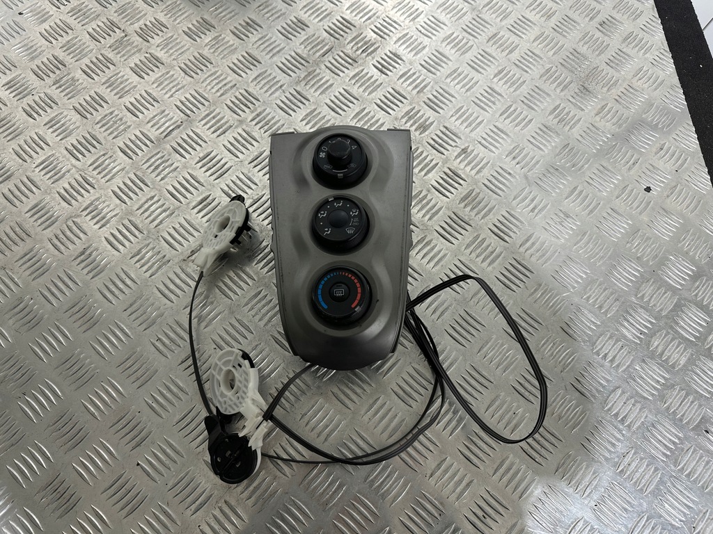 фото №1, Toyota yaris ii панель кондиционера