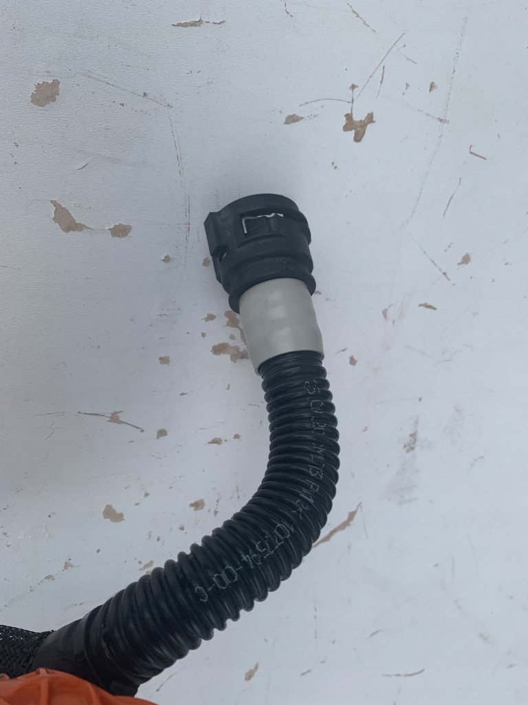 Tesla model y 3 рестайлінг  шланг патрубок радіатора трубка води 1077594-00-c оригінал Доставка