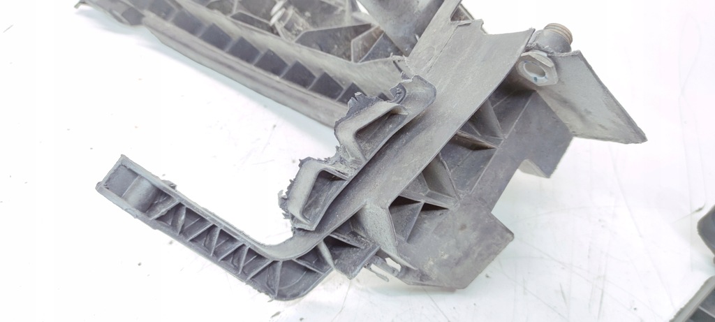 фото №9, Направляющая кронштейн фара правое audi q5 8r lift 8r0805608b повреждённый