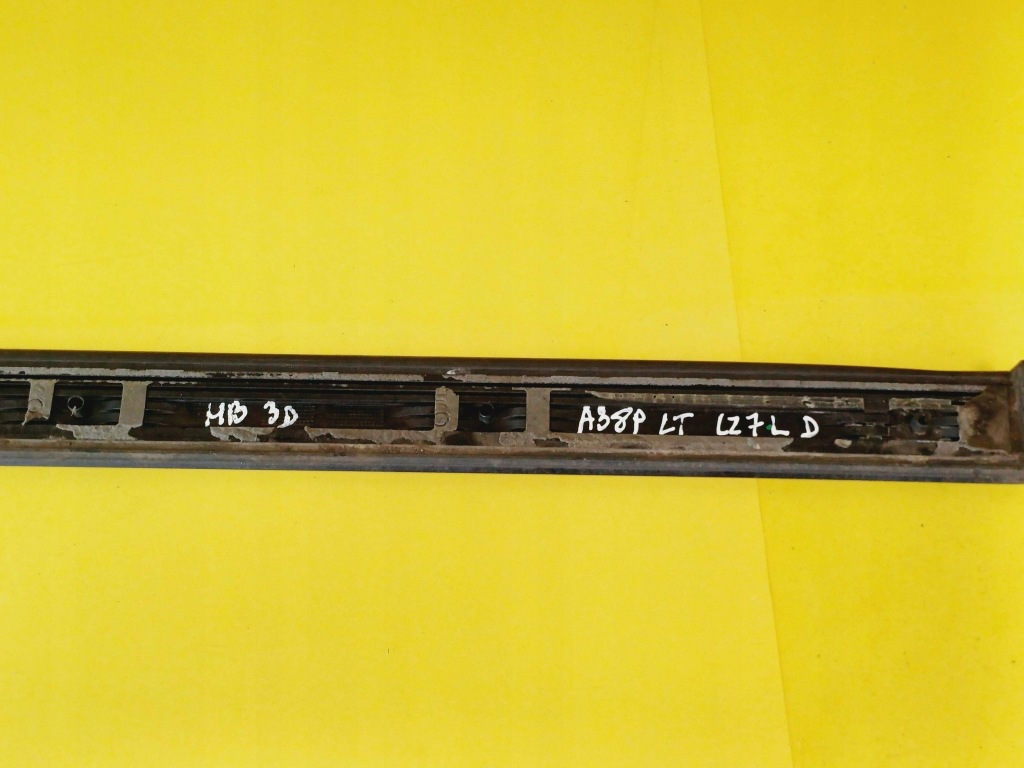 Молдинг крила лівий задня audi a3 8p 8p3853699b lz7l nr30 Недорого