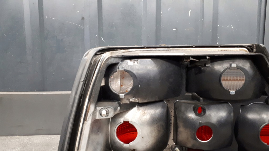 Лампа правый задний  mercedes w124 sedan Цена