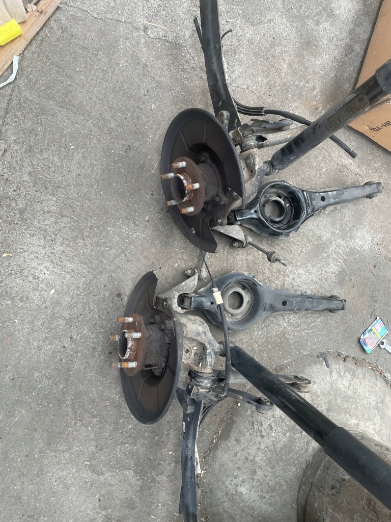 фото №1, Ford kuga mk1 поворотний кулак ступиця права задня важелі підвіска праве правий