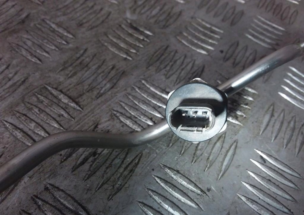 2012 bmw m5 шланг паливний 2284753 Зі Шроту