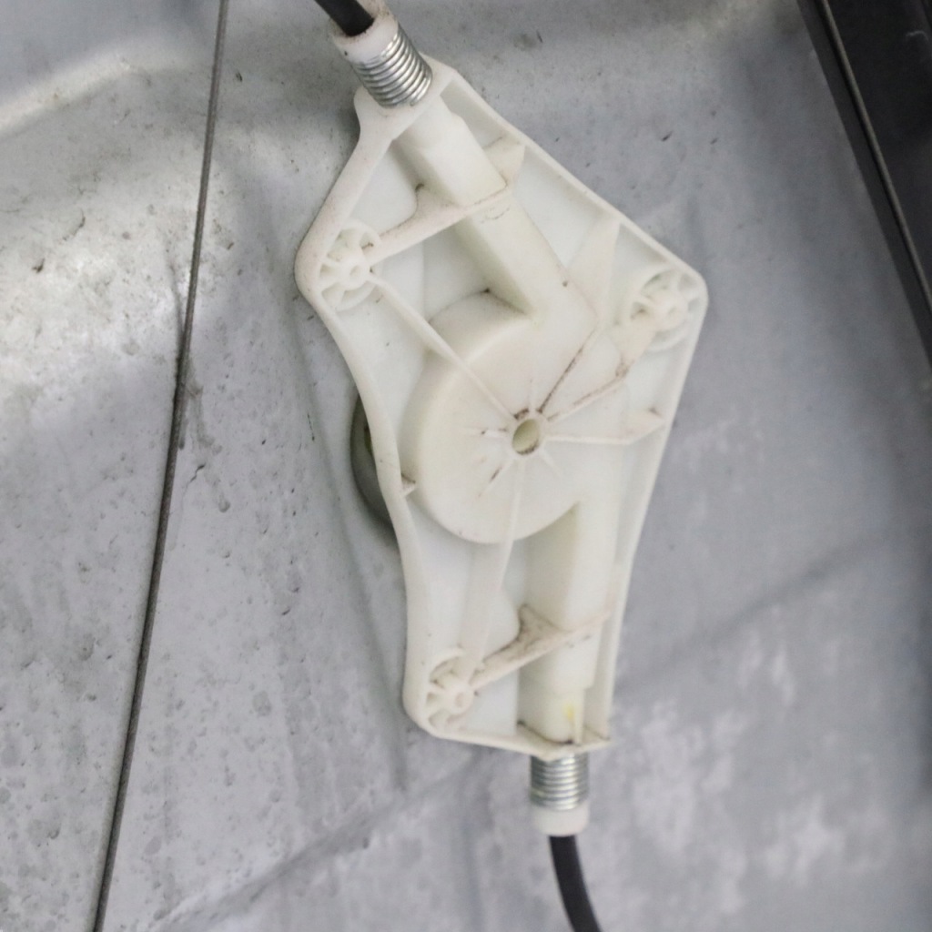 фото №12, Mercedes w164 кронштейн обшивка підйомник скло перед правий a2514401813