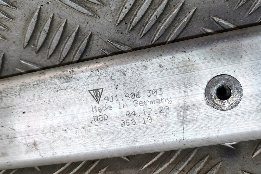 фото №6, Audi e-tron gt передня обшивка багажника розпірка 9j1806303 електрика