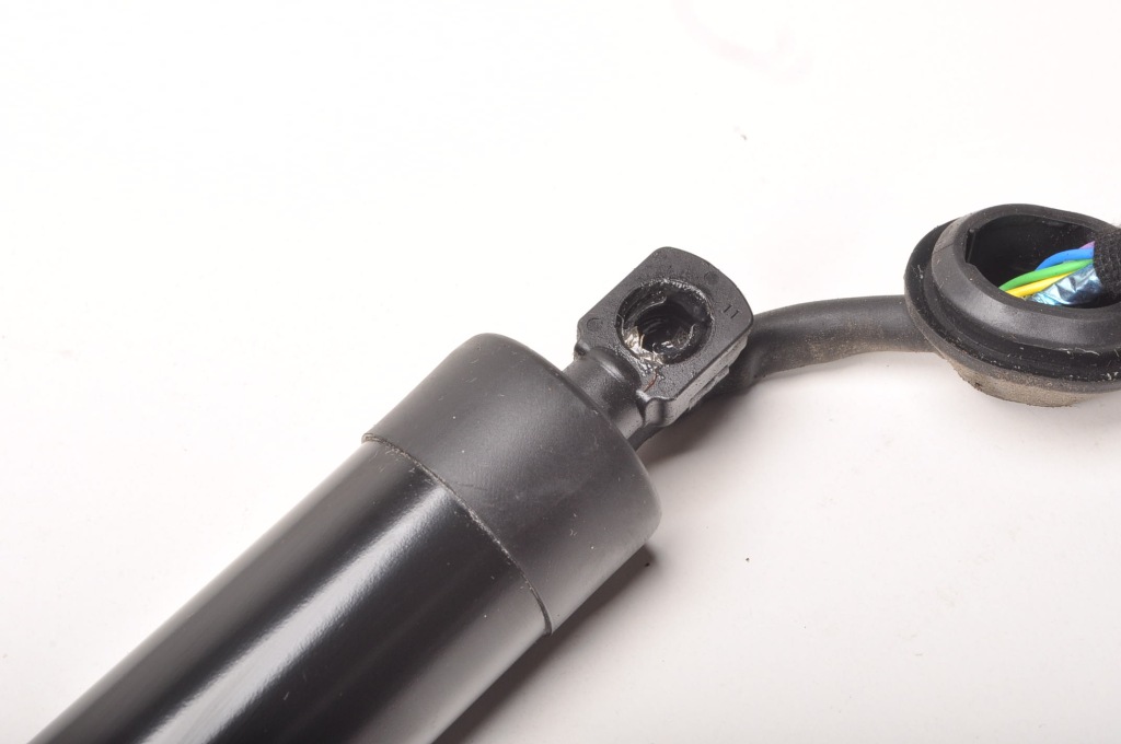 фото №3, Volvo xc60 ii привод амортизатор крышки 32384407