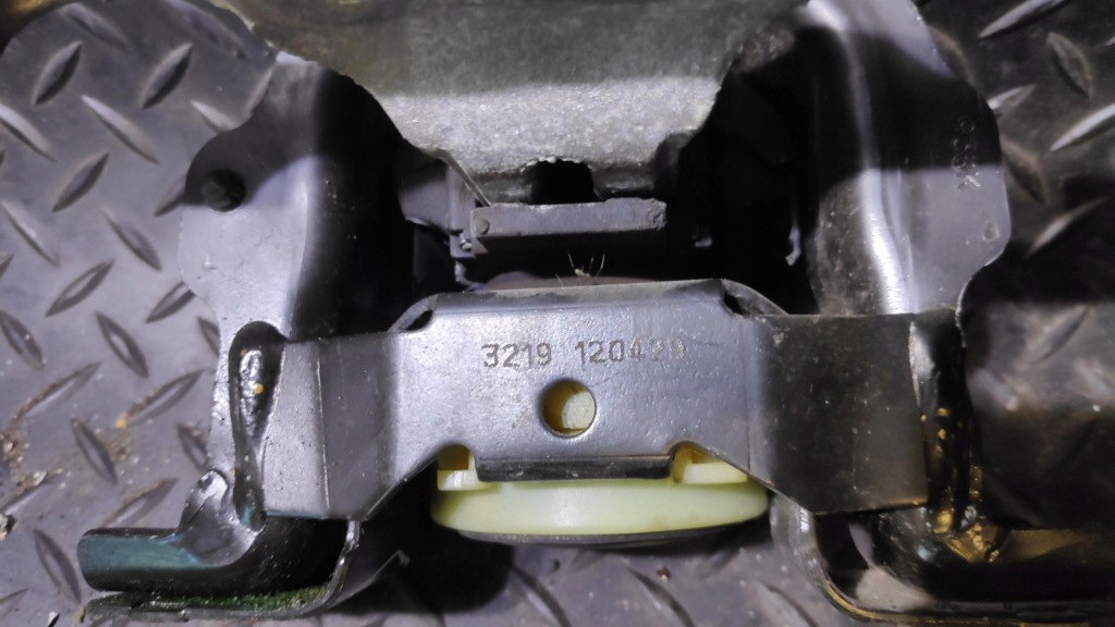 фото №5, Кронштейн подушка двигателя 1.5 hdi 208 i 9811224580