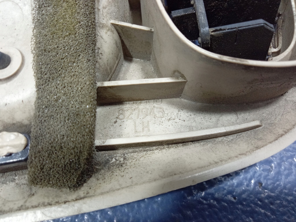 фото №8, Toyota sienna ii xl20 03- кронштейн потолочный лампа воздуховод левый