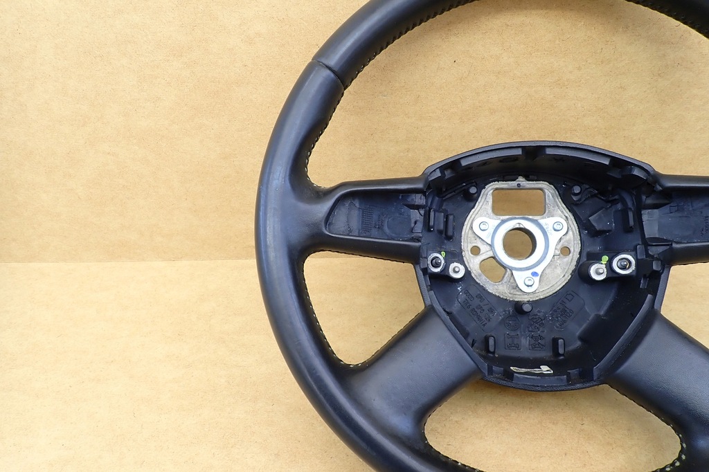 фото №9, Воздуховод audi a3 8p 8p0 q5 8r 8r0 кожа мультифункция 8p0124a