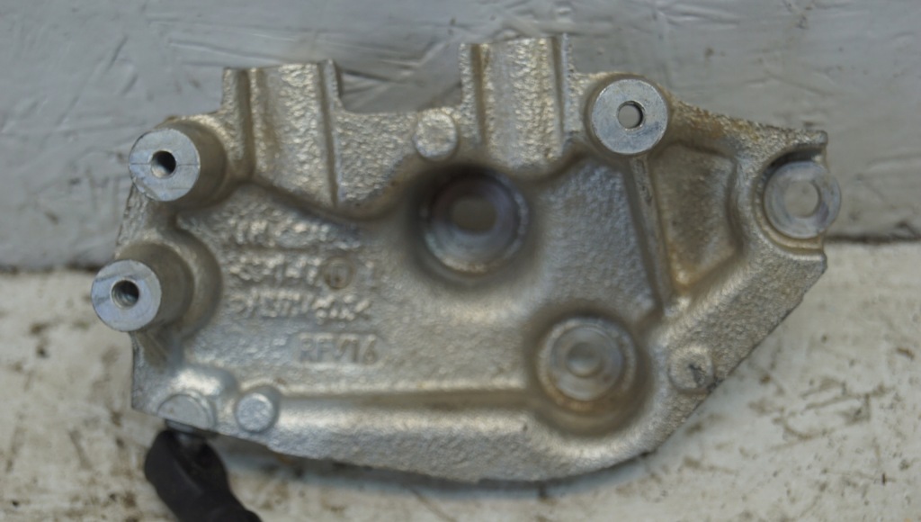 Привод крепеж левое  aston db11 hy53-f23504-ad Недорого