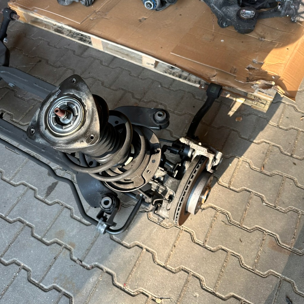 фото №12, Renault megane v e-tech ліва поворотний кулак амортизатор задня ступиця 543206va0a