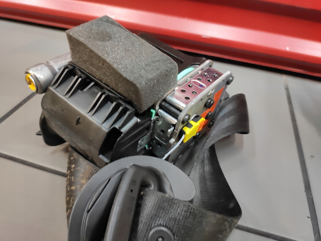 Audi a7 4g8 рестайлінг  a6 c7 ремінь ліве перед чорний натягувач pirotechnik справний в Україні