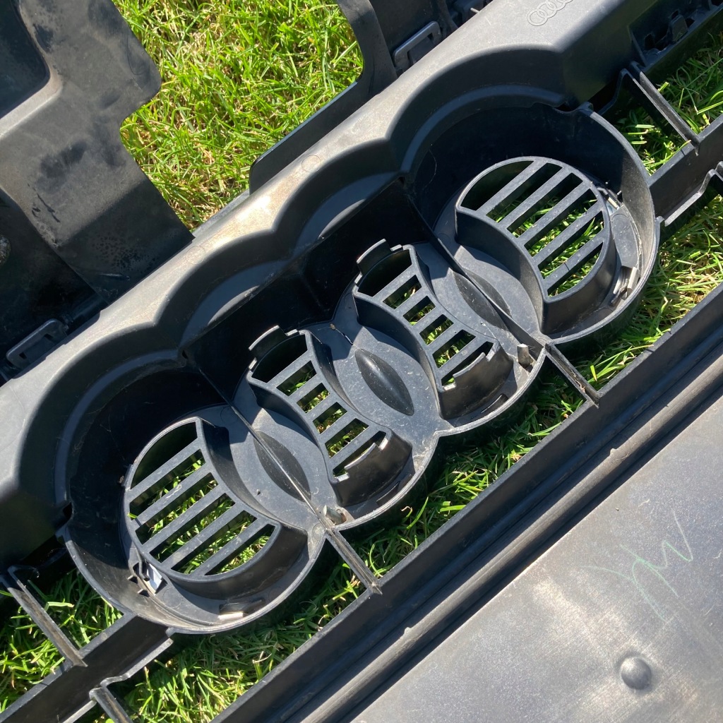 Audi a3 8v 2012- решётка радиатора решётка радиатора бампера перед s-line 8v3853037 / 8v3853651 Киев