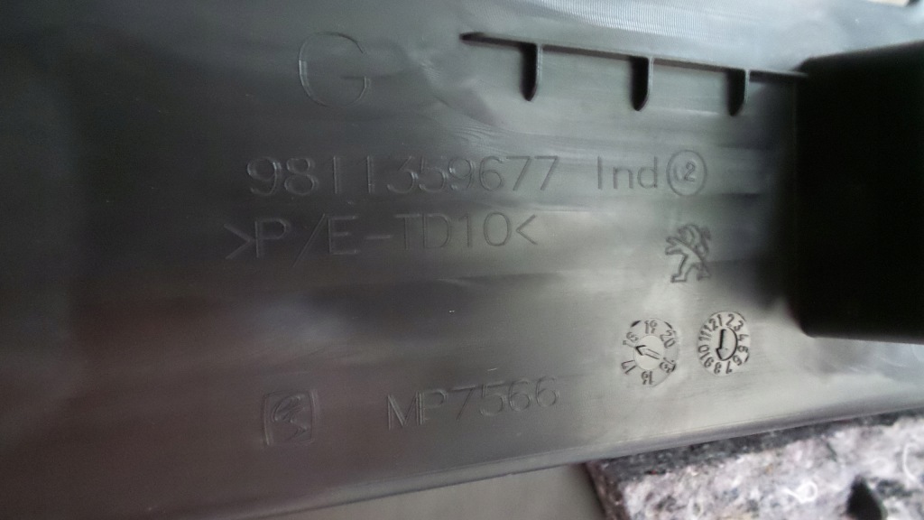 Обивка карка багажника левое  задняя 9811359677 peugeot 5008 2 бок багажник Недорого