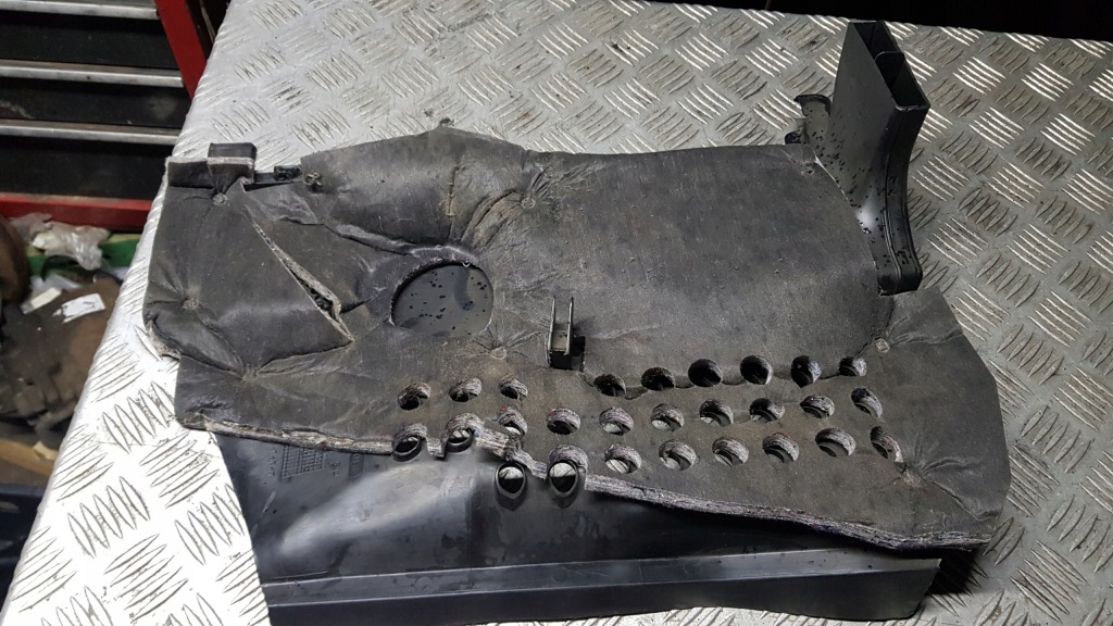 фото №7, Mercedes w203 захист заглушка бардачка a2036800482