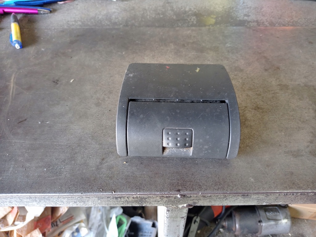 фото №1, Corsa c - пепельница перед 09114445