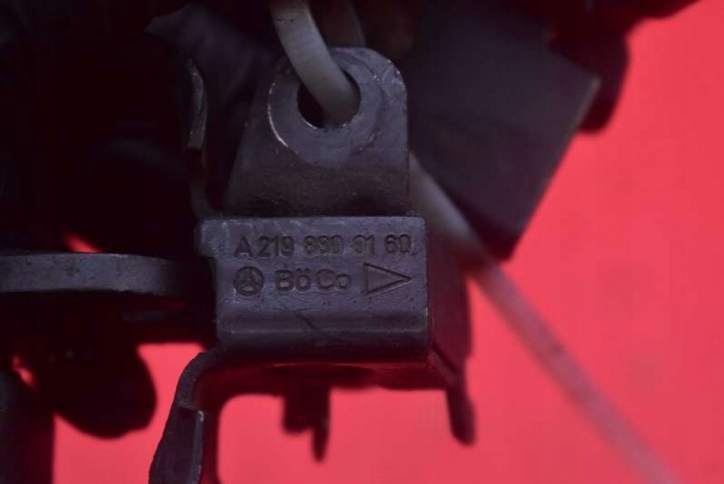 фото №7, Замок капот a2198800160 mercedes r-klasa w251 05-10