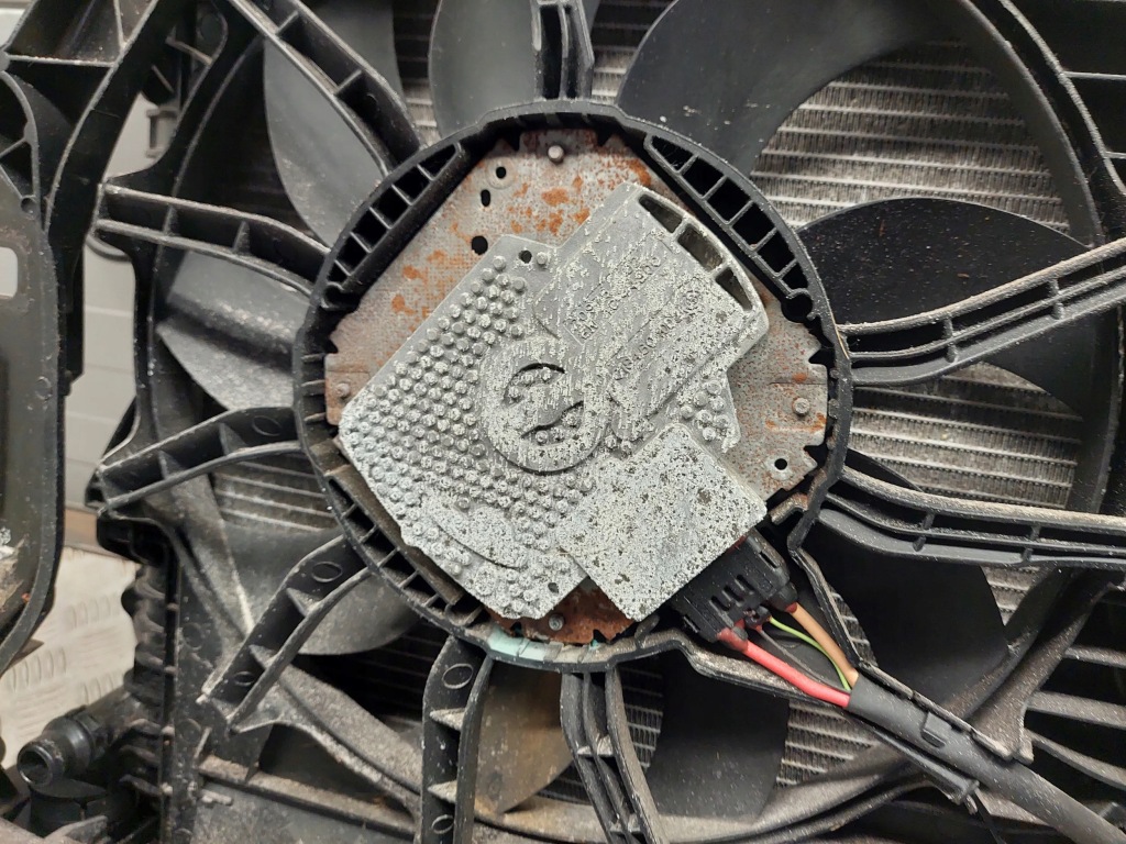 Audi q5 3.0 tfsi 260kw 4g0145804d с передний радиатор воды Цена