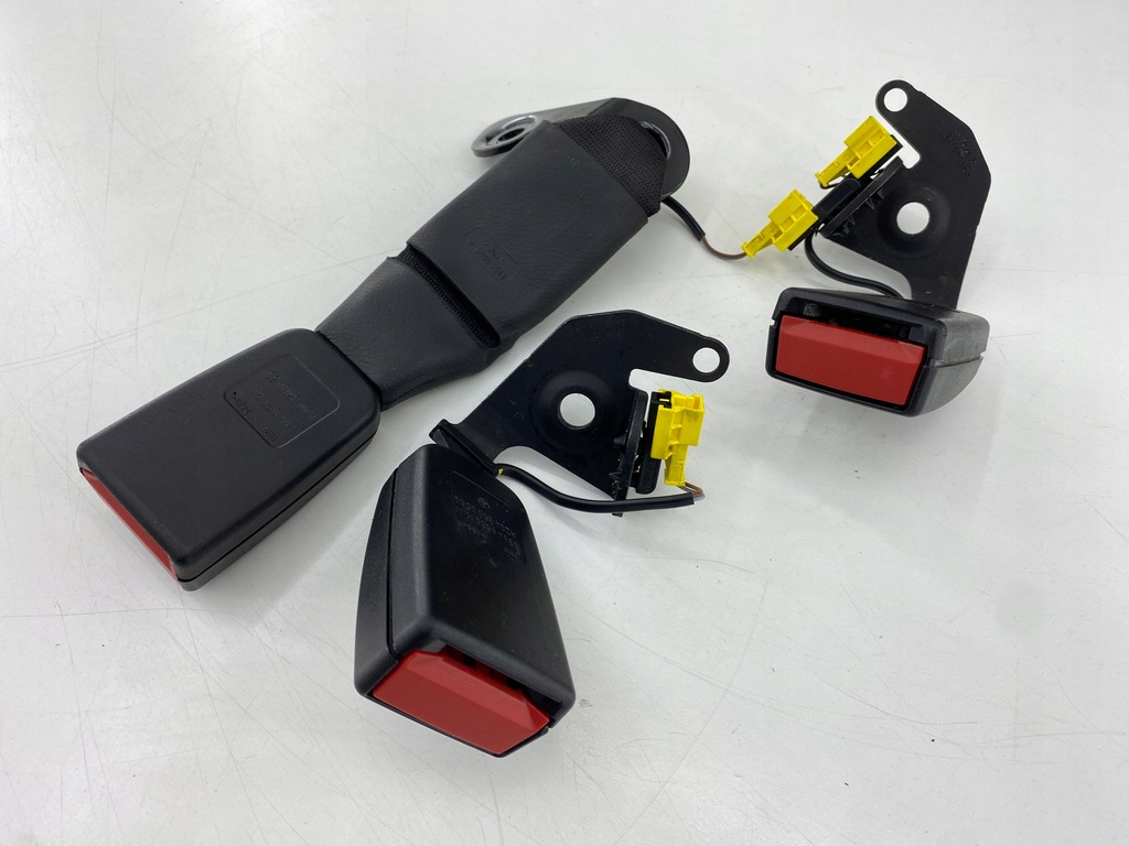 фото №6, Заднее сиденье задняя спинка подголовники ремни mercedes-benz w204 sedan - комплект