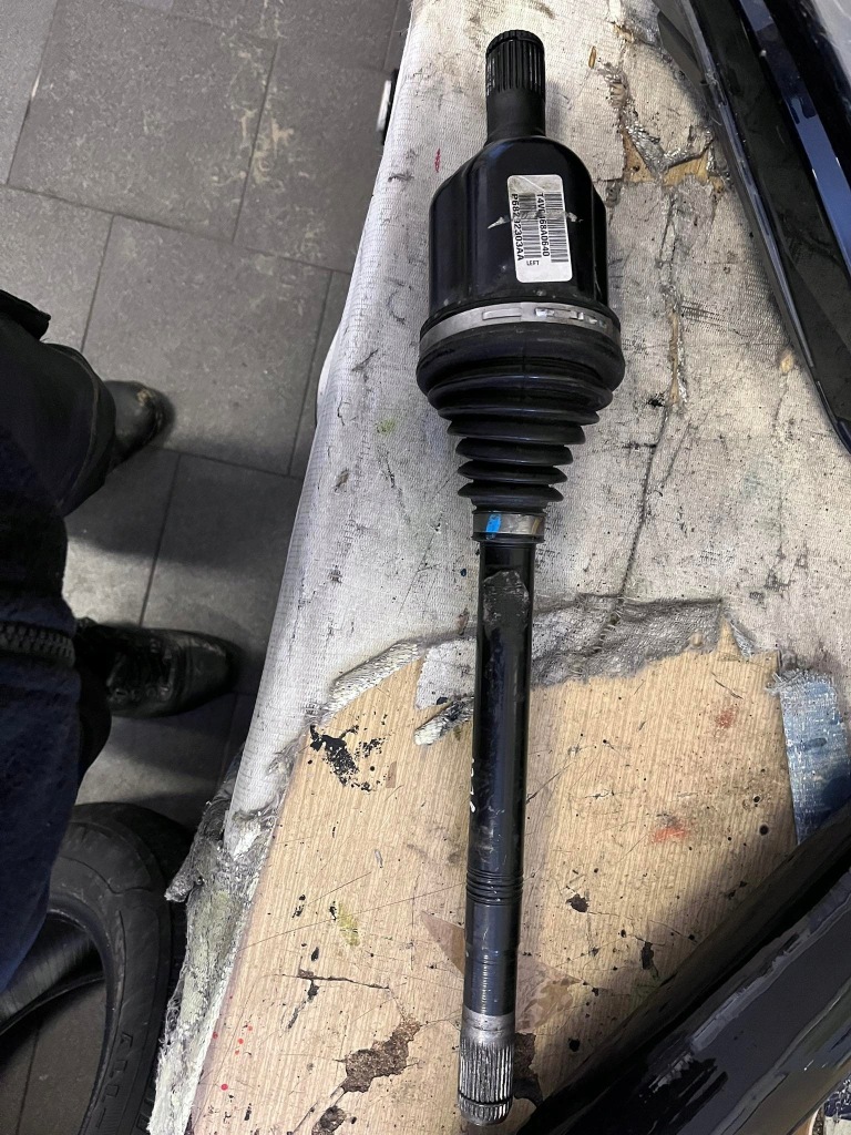 Купити Jeep оригінальний номер p68292303aa привідний вал