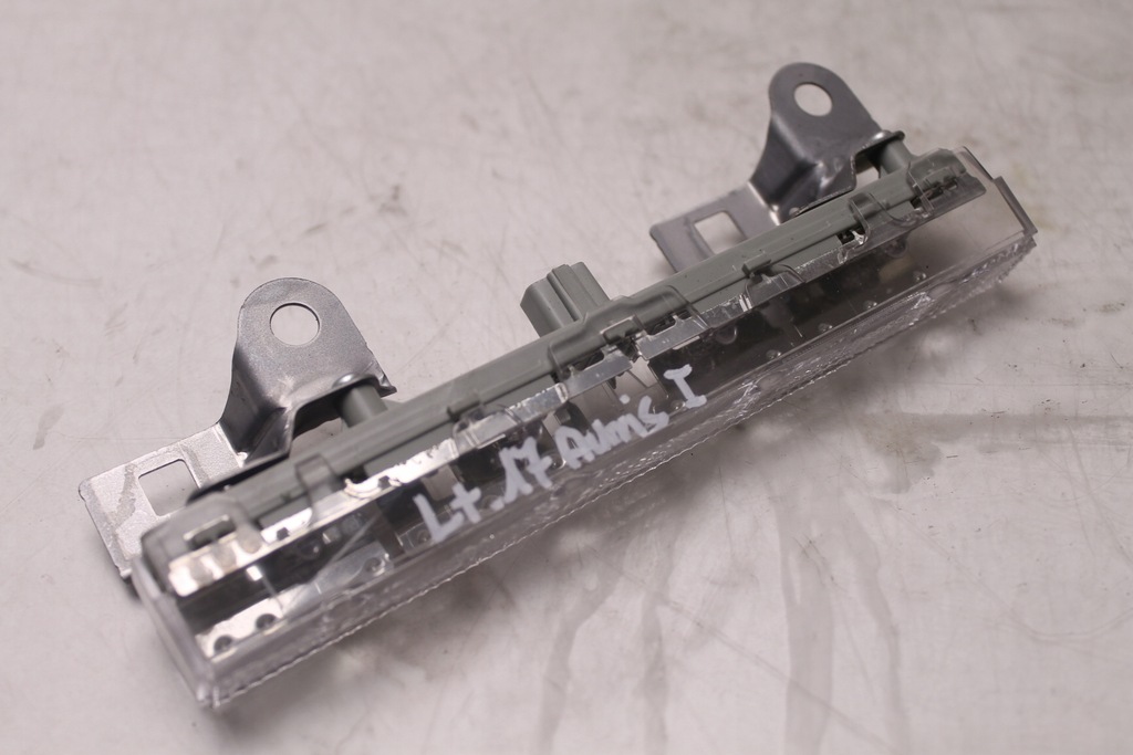 фото №4, Третий свет стоп toyota auris i 2006- 3d hb