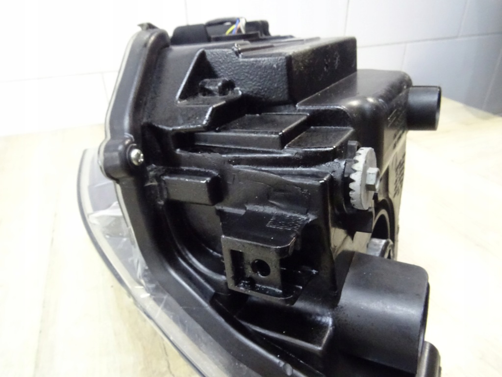 Фара правый  перед toyota avensis t27 led 05-36 y57 Оригинал