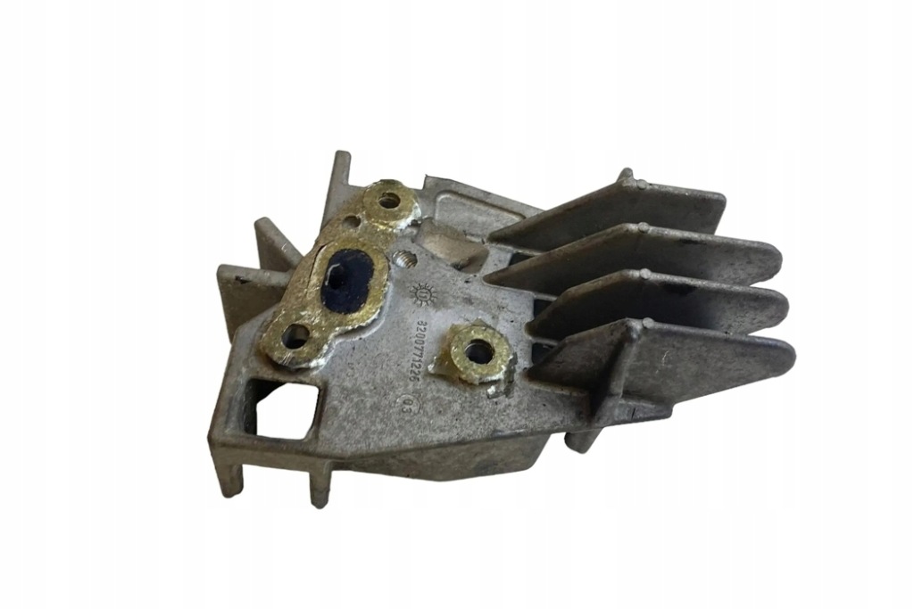 фото №1, Правая кронштейн двигателя renault grand scénic ii jm0/1_ 8200771226 1.5l дизель
