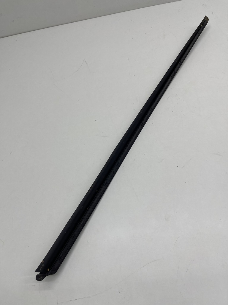 фото №9, Audi a6 c7 молдинг прокладка стекло лобовое правая