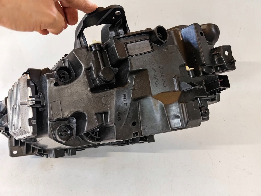 Купить Volvo xc60 2 рестайлинг  - фара full led mid правый  cała хорошее состояние