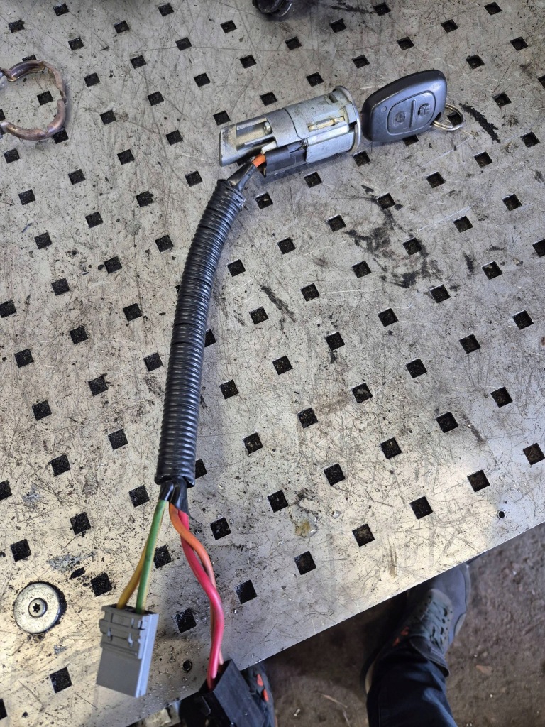 Купить Замок зажигания середина renault master 2