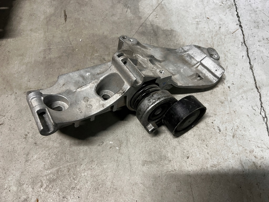 Купить Кронштейн кронштейн натяжитель генератора renault megane iv 1.5 dci