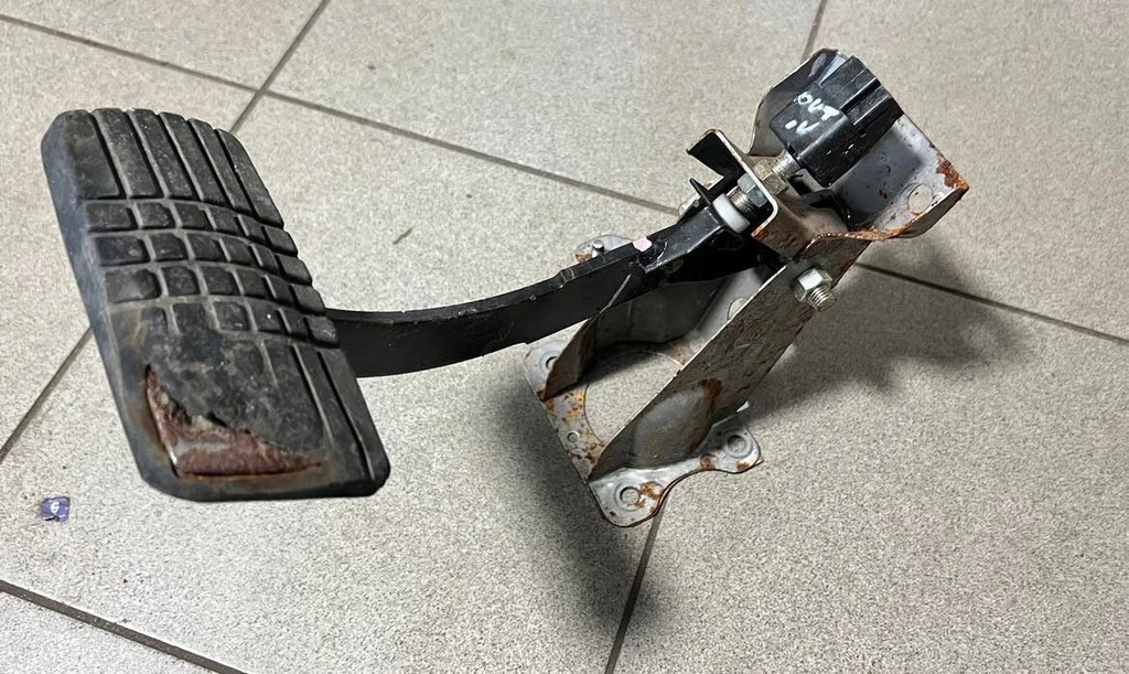 фото №1, Педаль тормоза автоматическая коробка передач subaru outback iii legacy iv