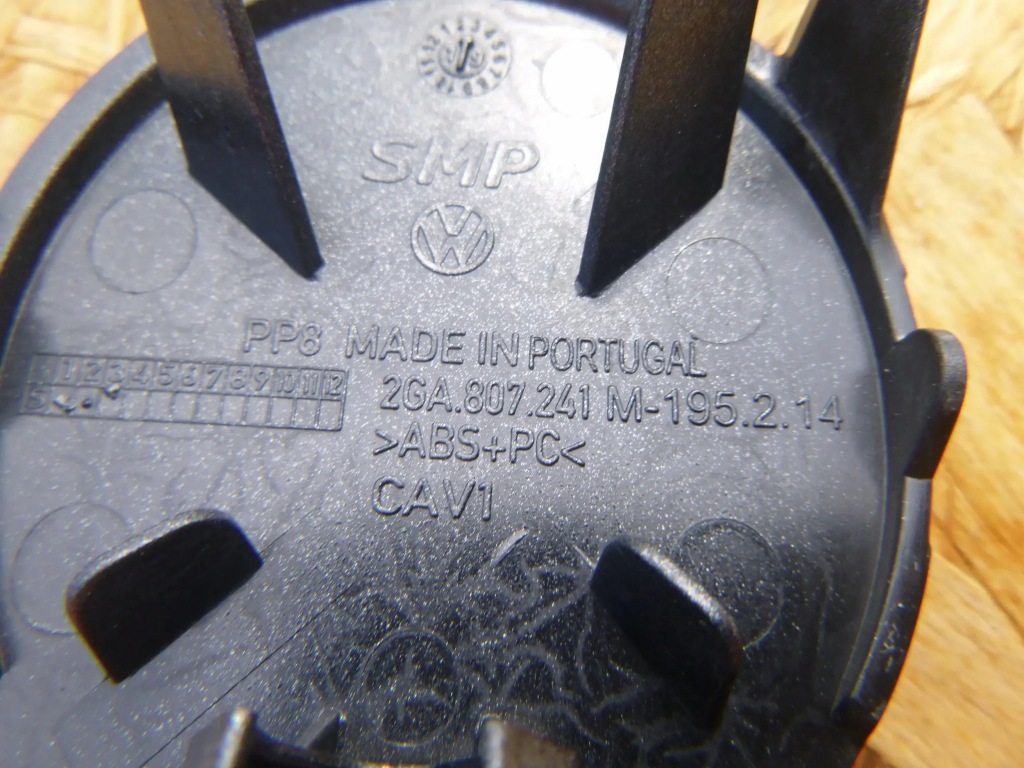 фото №3, Vw t-roc 17- заглушка фаркоп hak бампер перед 2ga807241m