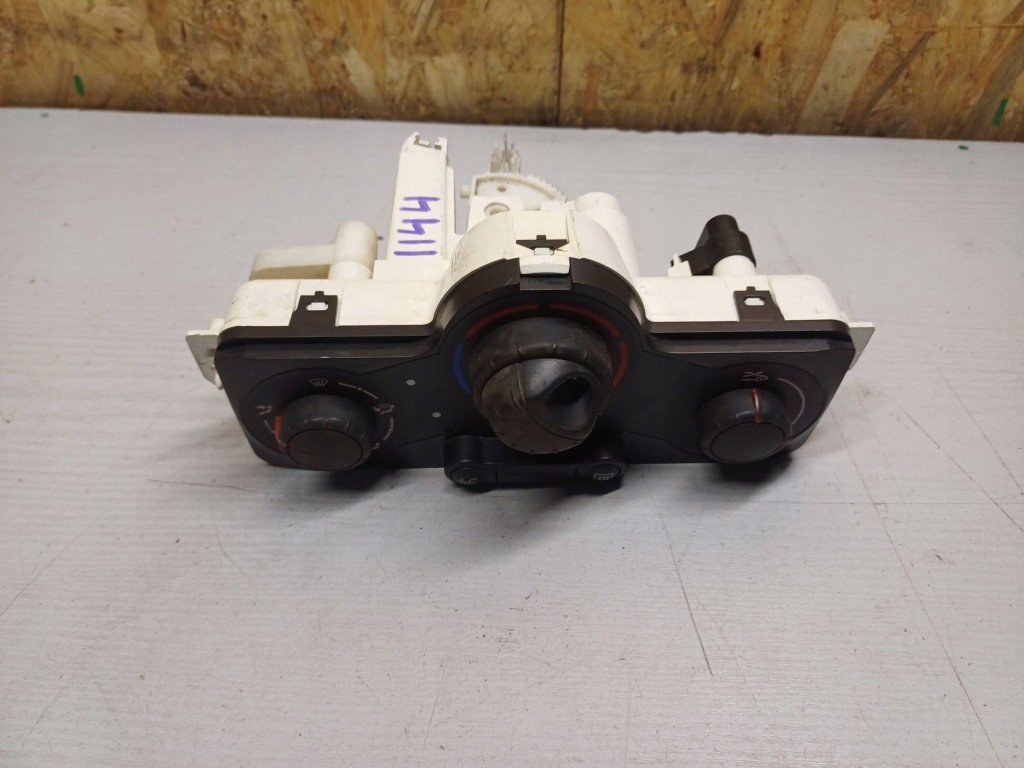 фото №1, Renault clio iii 2010 панель кондиционера