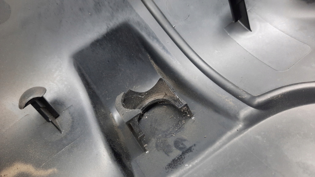 фото №15, Крышка двигателя 08653495 volvo s60 v70 ii 2.4 d5