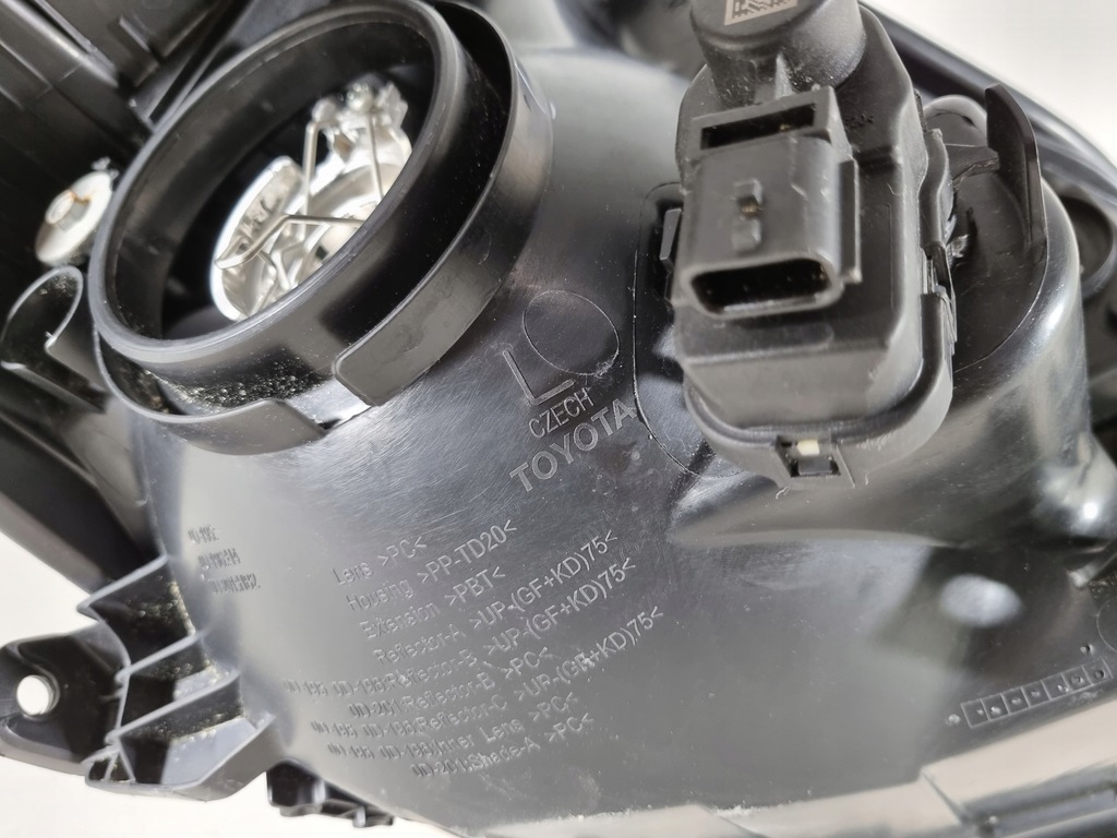 фото №14, Toyota yaris iii 3 lift лампа левая перед h7